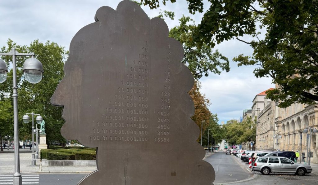 Leibniz-Denkmal mit Binärsystem am Opernplatz Hannover