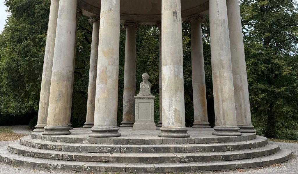 Leibniz Tempel mit Büste von Gottfried Wilhelm Leibniz in den Herrenhäuser Gärten Hannover