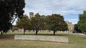 Gottfried Wilhelm Leibniz Universität Hannover. Eingang zum Hauptgebäude