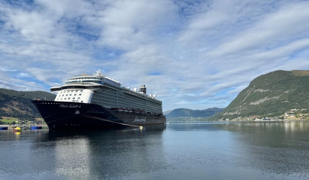 Kreuzfahrtschiff Mein Schiff 4 von TUI Cruises im Hafen von Nordfjordeid am Ende des Nordfjords