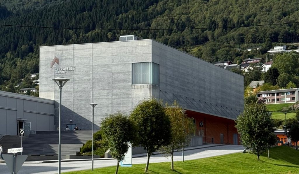 Operahuset Nordfjordeid mit eingravierten Formeln von Sophus Lie.
