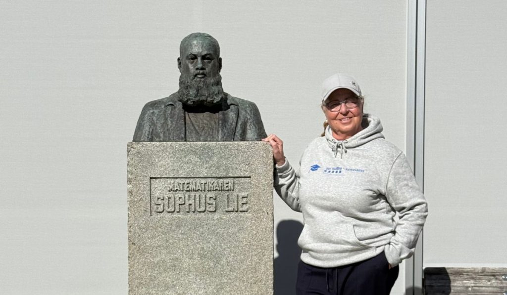 Dr. Maria Paprotzki, Gründerin und Geschäftsführerin von der mathe-spezialist, neben der Büste von Sophus Lie am Operahuset Nordfjordeid.