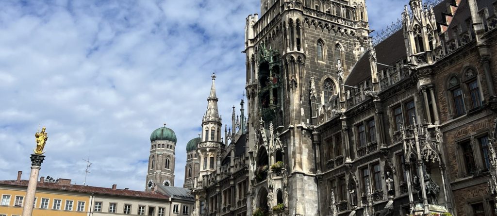 Marienplatz in München mit Neuem Rathaus und Frauenkirche – Online Mathe-Nachhilfe in München