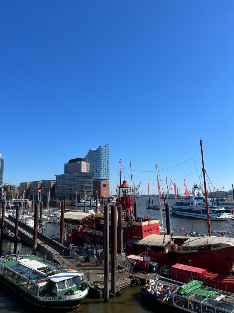 Blick vom Baumwall in Richtung der Elbphilharmonie. Symbolbild für die Mathematik Nachhilfe in Hamburg.