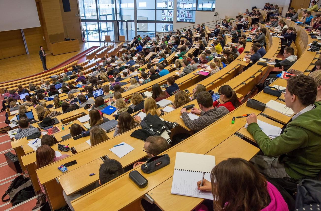Hörsaal einer Universität oder Fachhochschule. Symbolbild für die Kategorie Mathematik fürs Studium